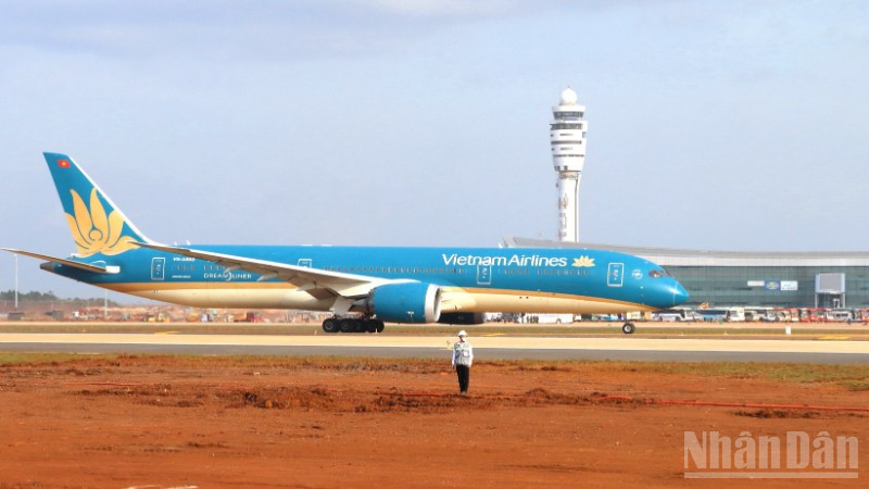Sân bay Long Thành đã đón máy bay thương mại đầu tiên hạ cánh mang số hiệu VN5001 vào chiều 15/12.