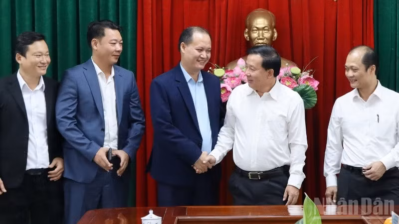 Chủ tịch Ủy ban nhân dân tỉnh Đồng Nai Nguyễn Văn Út tiếp lãnh đạo Công ty cổ phần Tập đoàn năng lượng Việt Sin.