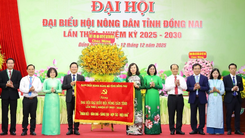 Lãnh đạo tỉnh Đồng Nai trao bức trướng của Ban Chấp hành Đảng bộ tỉnh tặng Đại hội đại biểu Hội Nông dân tỉnh lần thứ I, nhiệm kỳ 2025-2030.