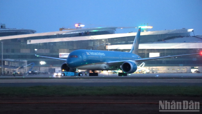Khoảng 18 giờ, chuyến bay mang số hiệu VN5002 cất cánh thành công từ sân bay Long Thành.