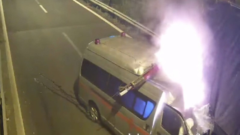 Sau cú va chạm xe cứu thương bốc cháy dữ dội.