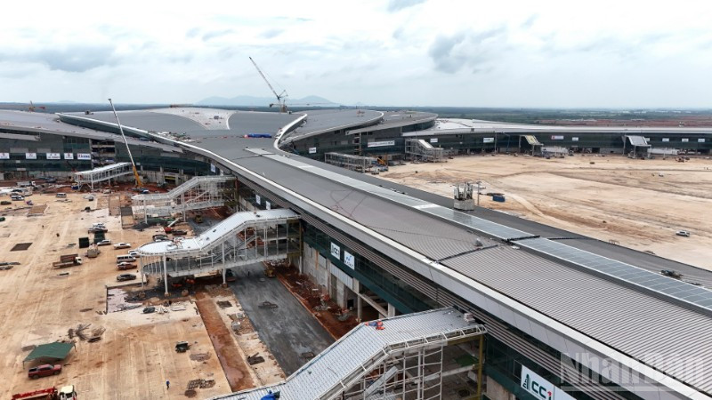 Nhà ga hành khách sân bay Long Thành đang được đẩy nhanh tiến độ để hoàn thành đưa vào khai thác nửa đầu năm 2026.
