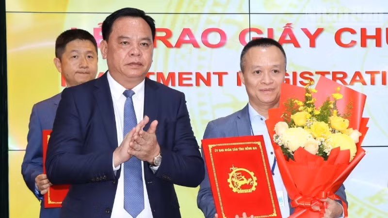 Phó Bí thư Tỉnh ủy, Chủ tịch Ủy ban nhân dân tỉnh Đồng Nai Võ Tấn Đức trao Giấy chứng nhận đầu tư cho một nhà đầu tư FDI.