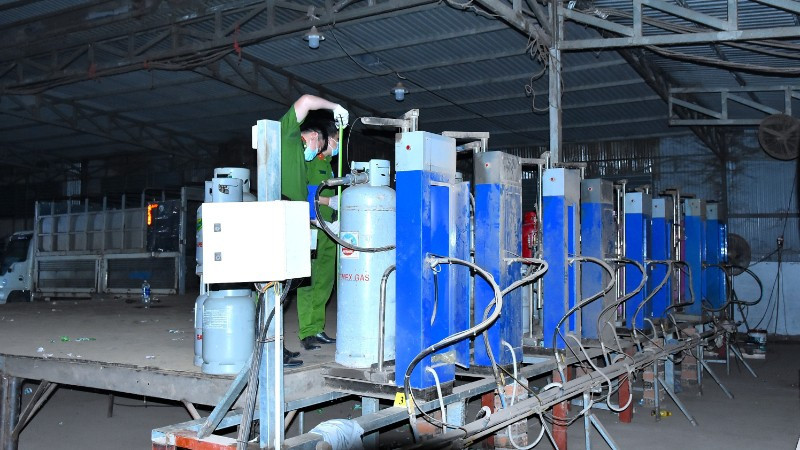 Công an tỉnh Đồng Nai triệt phá đường dây sang chiết gas giả quy mô lớn.