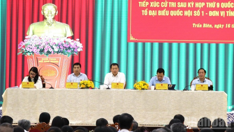 Các đại biểu Quốc hội Tổ số 1 Đoàn đại biểu Quốc hội tỉnh Đồng Nai tiếp xúc cử tri tại phường Trấn Biên, tỉnh Đồng Nai.