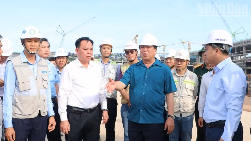 Bộ trưởng Xây dựng Trần Hồng Minh và lãnh đạo tỉnh Đồng Nai kiểm tra tại dự án sân bay quốc tế Long Thành.