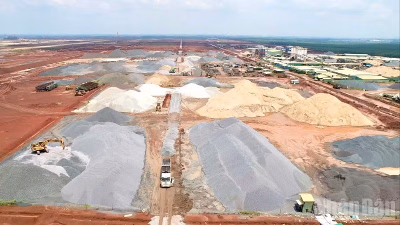 Đá được tập kết về bãi để phục vụ xây dựng dự án sân bay Long Thành.