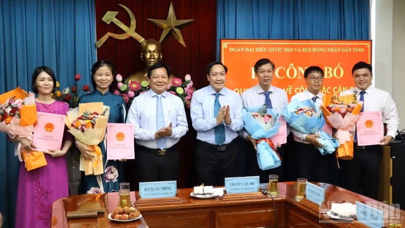 Thường trực Hội đồng nhân dân tỉnh và lãnh đạo Đoàn đại biểu Quốc hội tỉnh Đồng Nai trao các quyết định bổ nhiệm các chức danh lãnh đạo Văn phòng Đoàn đại biểu Quốc hội và Hội đồng nhân dân tỉnh.