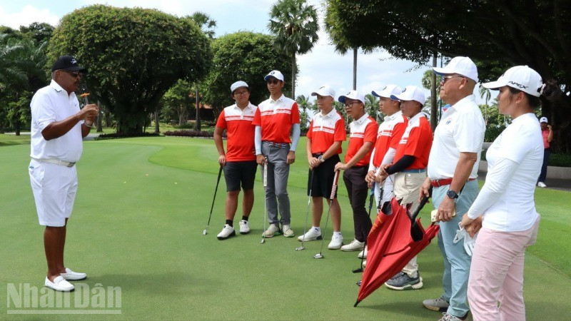 Ông Jim Thorpe giao lưu với các golfer trẻ Việt Nam.
