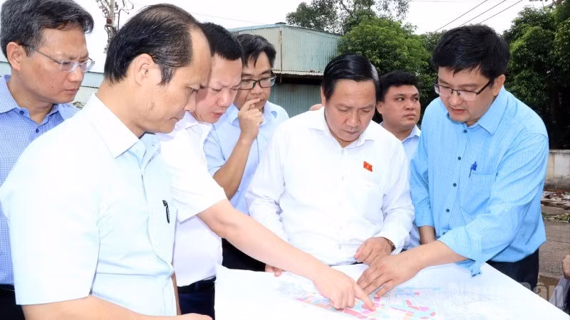 Đoàn đại biểu Quốc hội tỉnh Đồng Nai khảo sát việc sử dụng đất, công tác chuyển đổi công năng tại Khu công nghiệp Biên Hòa 1.