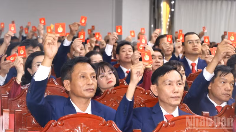 Các đại biểu tham gia biểu quyết thông qua Nghị quyết tại phiên bế mạc.