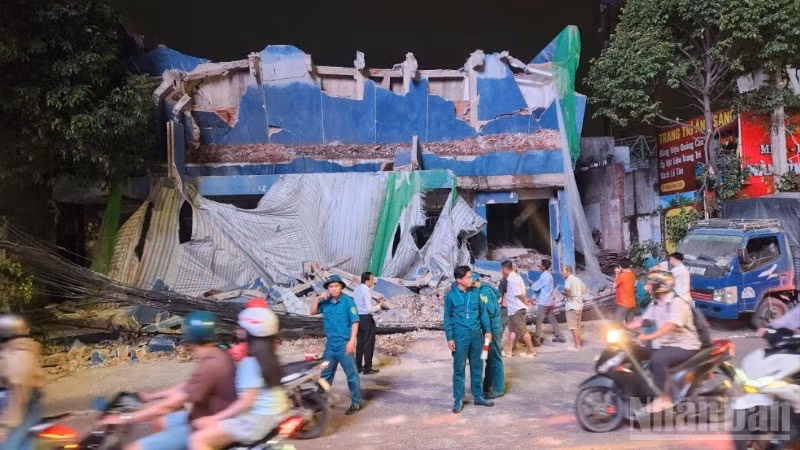 Lực lượng chức năng khắc phục sự cố trong quá trình tháo dỡ tòa nhà rạp Thanh Bình trong tối 27/7.