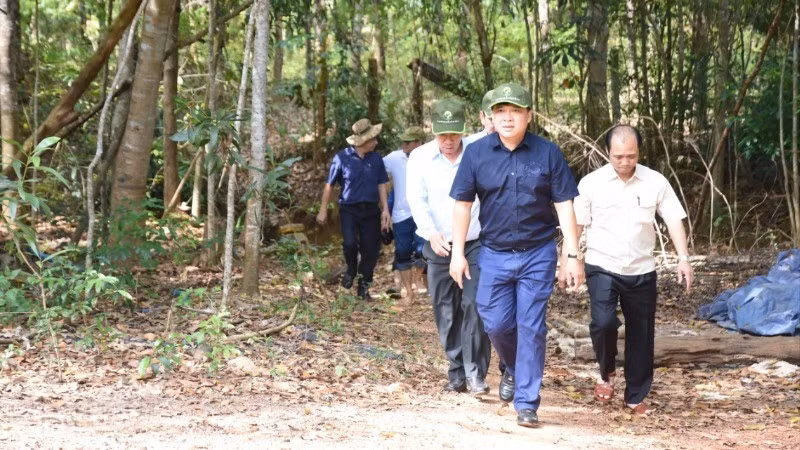 Lãnh đạo tỉnh Đồng Nai băng rừng khảo sát xây dựng cầu Mã Đà và tuyến giao thông kết nối.