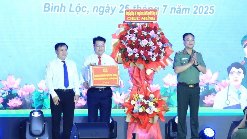 Thượng tướng Phạm Thế Tùng, Thứ trưởng Công an tặng quà chúc mừng Ngày hội toàn dân bảo vệ an ninh Tổ quốc phường Bình Lộc, tỉnh Đồng Nai.