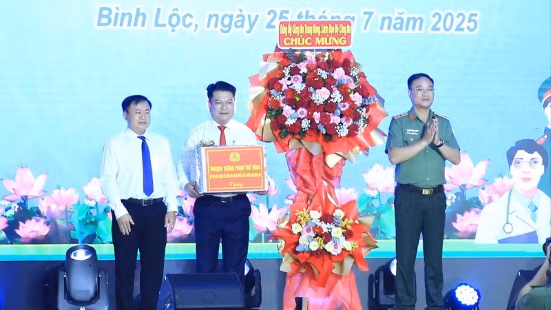 Thượng tướng Phạm Thế Tùng, Thứ trưởng Công an tặng quà chúc mừng Ngày hội toàn dân bảo vệ an ninh Tổ quốc phường Bình Lộc, tỉnh Đồng Nai.