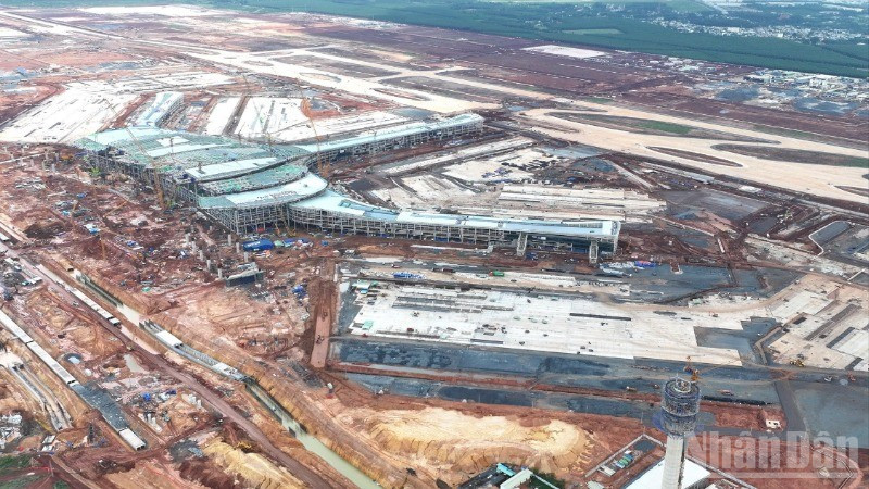 Dự án sân bay Long Thành giai đoạn 1 đang được đẩy nhanh tiến độ, với mục tiêu cuối năm 2025 cơ bản hoàn thành các hạng mục.