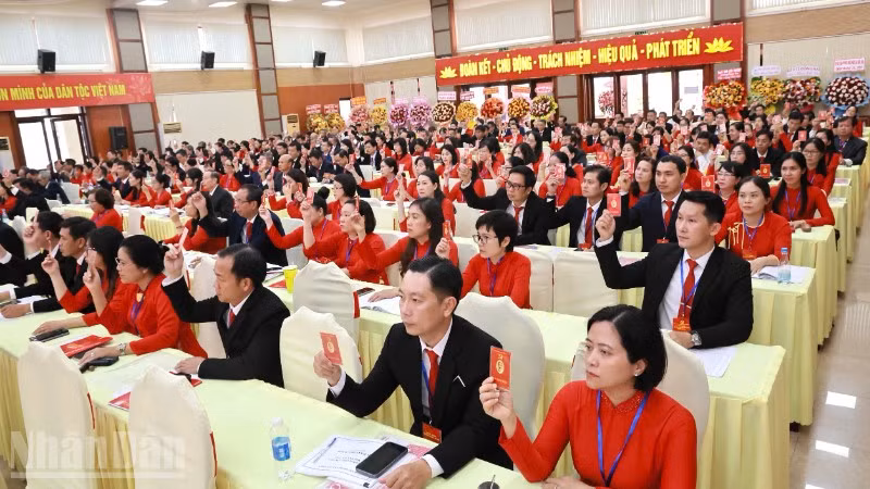 Các đại biểu tham gia biểu quyết tại Đại hội đại biểu Đảng bộ phường Trấn Biên, nhiệm kỳ 2025-2030.