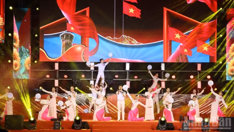 Một tiết mục ca múa nhạc tại chương trình.