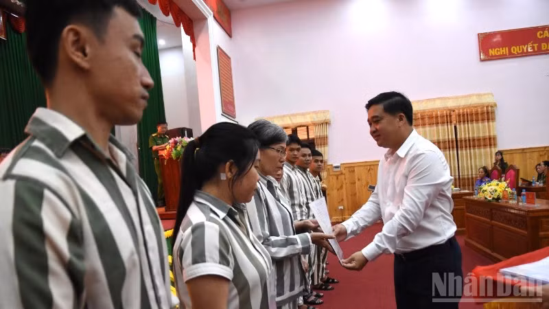 Phó Chủ tịch Ủy ban nhân dân tỉnh Đồng Nai Hồ Văn Hà trao giấy chứng nhận đặc xá cho phạm nhân tại Trại giam Xuân Lộc.