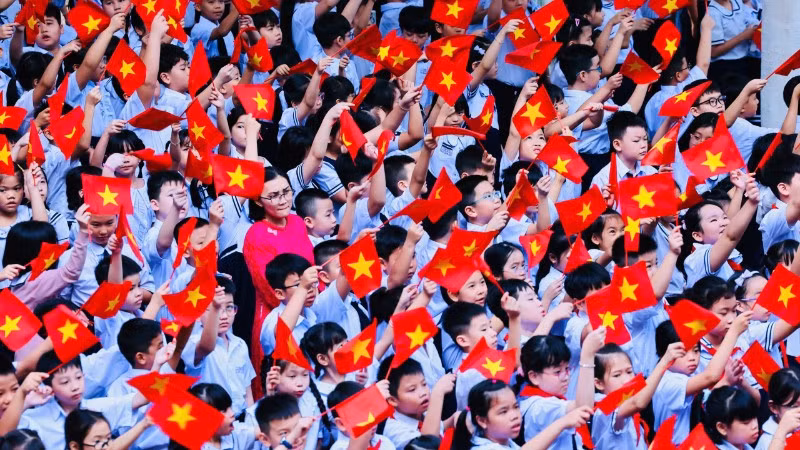 Học sinh Đồng Nai hân hoan tham dự lễ khai giảng chính thức bước vào năm học mới.