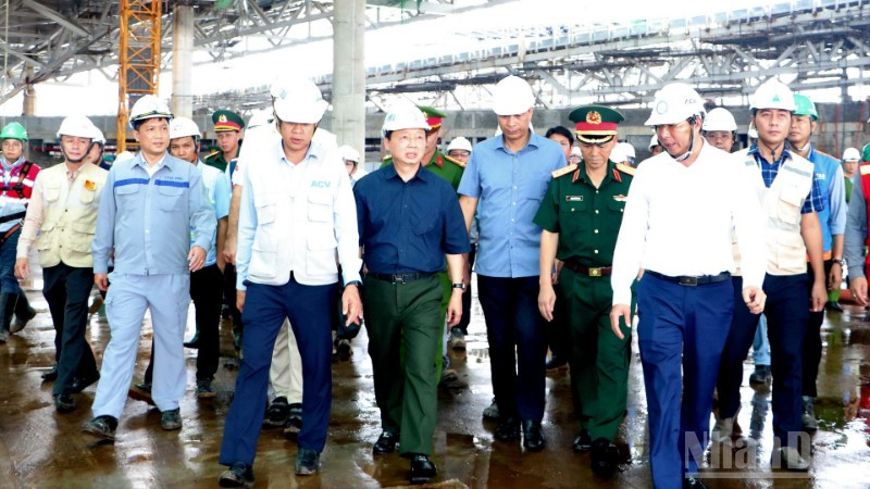 Phó Thủ tướng Trần Hồng Hà và đoàn công tác kiểm tra tiến độ thi công nhà ga hành khách sân bay Long Thành.