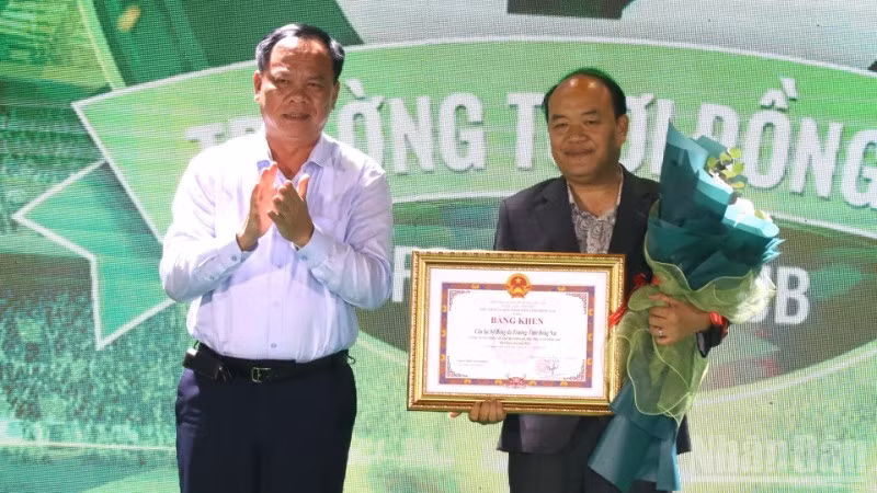 Phó Bí thư Tỉnh ủy, Chủ tịch Ủy ban nhân dân tỉnh Đồng Nai Võ Tấn Đức trao tặng Bằng khen cho Câu lạc bộ Bóng đá Trường Tươi Đồng Nai.