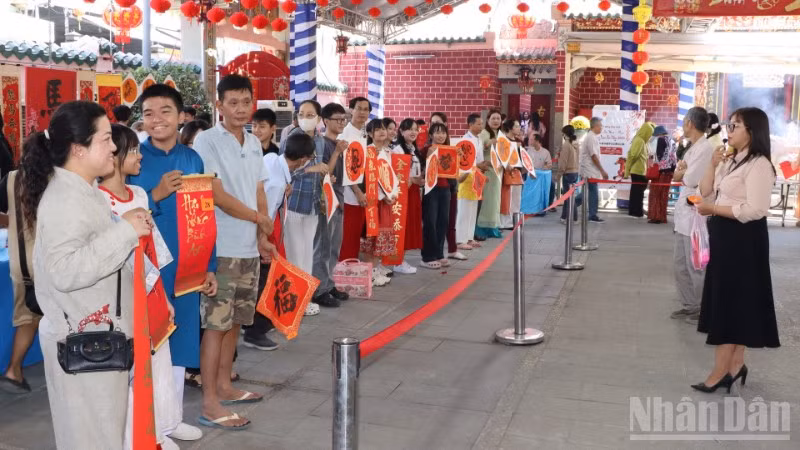 Người dân đến tham quan Di tích chùa Ông sáng 1/2.