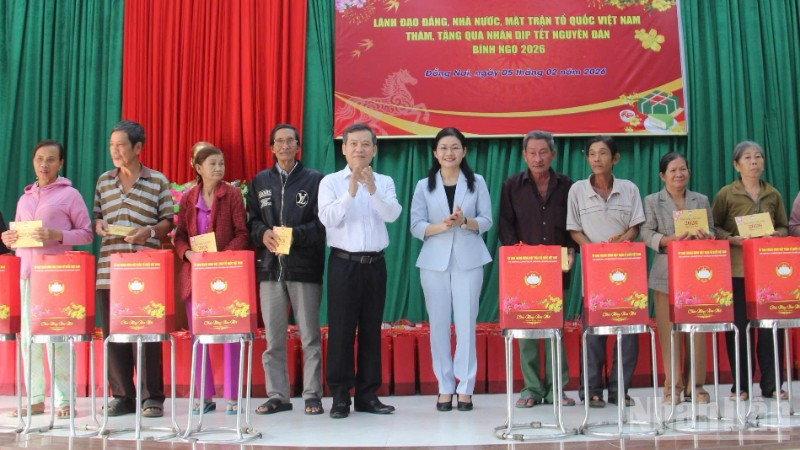 Đồng chí Lê Minh Trí, Ủy viên Bộ Chính trị, Bí thư Trung ương Đảng, Trưởng Ban Nội chính Trung ương cùng đồng chí Tôn Ngọc Hạnh, Ủy viên Trung ương Đảng, Phó Bí thư Thường trực Tỉnh ủy, Chủ tịch Hội đồng nhân dân tỉnh Đồng Nai trao quà Tết cho người dân.