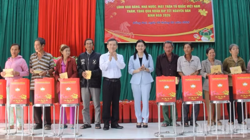 Đồng chí Lê Minh Trí, Ủy viên Bộ Chính trị, Bí thư Trung ương Đảng, Trưởng Ban Nội chính Trung ương cùng đồng chí Tôn Ngọc Hạnh, Ủy viên Trung ương Đảng, Phó Bí thư Thường trực Tỉnh ủy, Chủ tịch Hội đồng nhân dân tỉnh Đồng Nai trao quà Tết cho người dân.