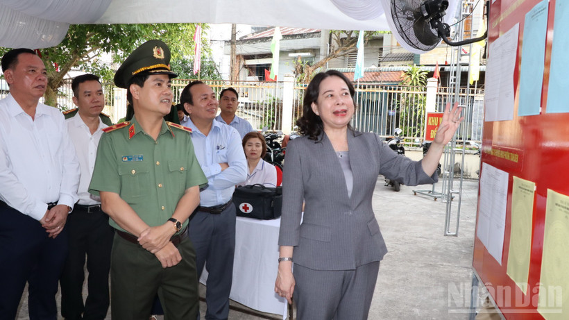 Phó Chủ tịch nước Võ Thị Ánh Xuân kiểm tra công tác chuẩn bị bầu cử tại phường Trấn Biên.