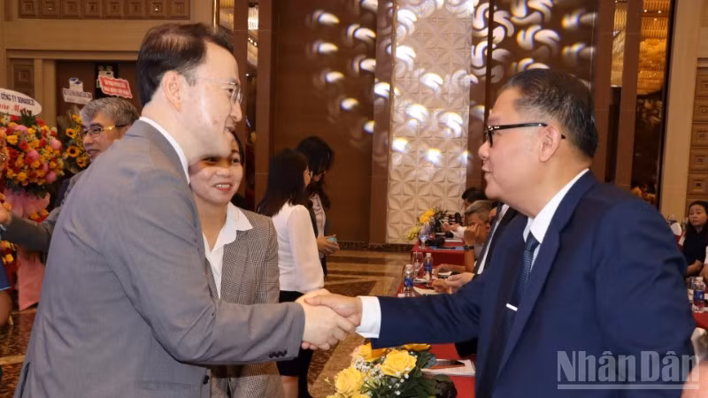 Phó Chủ tịch Thường trực Ủy ban nhân dân tỉnh Đồng Nai Nguyễn Kim Long cùng đại biểu.