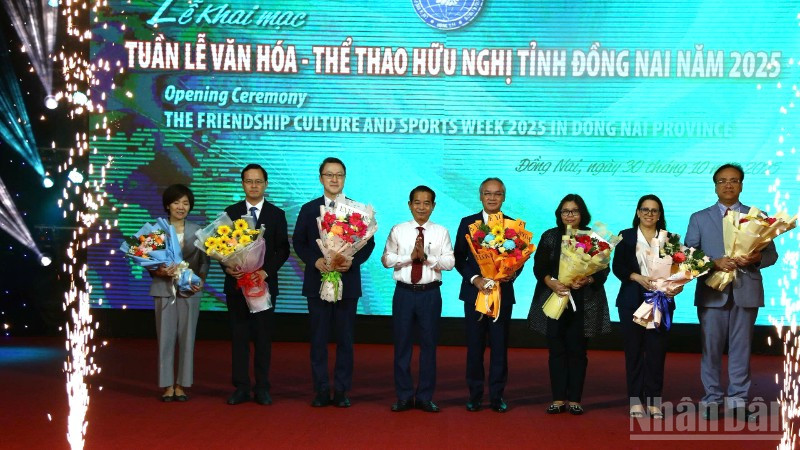 Đồng chí Thái Bảo, Phó Bí thư Tỉnh ủy Đồng Nai tặng hoa chào mừng Tổng Lãnh sự, Lãnh sự các nước tham dự Tuần lễ Văn hóa-Thể thao hữu nghị tỉnh Đồng Nai năm 2025.