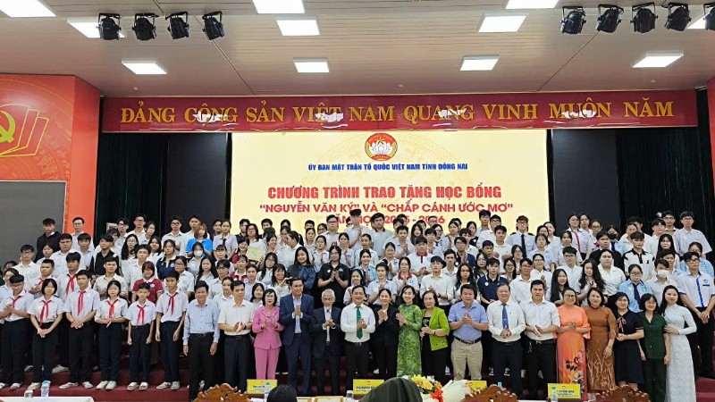 150 suất học bổng trị giá 865 triệu đồng được trao cho các học sinh, sinh viên có hoàn cảnh khó khăn.