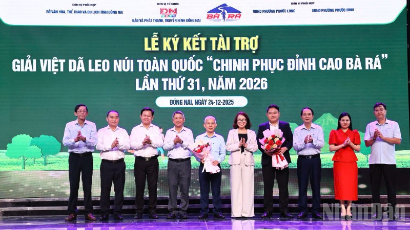 Ban Lãnh đạo Báo và Phát thanh, Truyền hình Đồng Nai tặng hoa chúc mừng 2 nhà tài trợ.