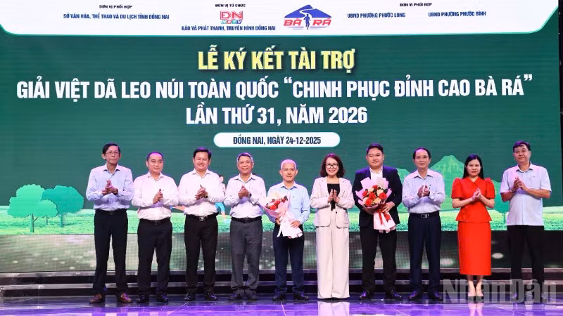 Ban Lãnh đạo Báo và Phát thanh, Truyền hình Đồng Nai tặng hoa chúc mừng 2 nhà tài trợ.