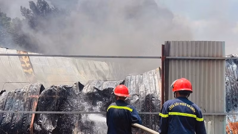 Lực lượng chức năng tiến hành dập lửa.