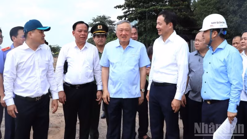 Phó Thủ tướng Thường trực Chính phủ Nguyễn Hòa Bình kiểm tra thực địa tiến độ di dời Khu công nghiệp Biên Hòa 1.