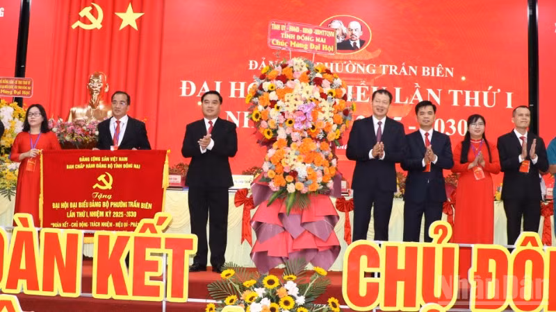 Bí thư Tỉnh ủy Đồng Nai Vũ Hồng Văn trao bức trướng của Ban Chấp hành Đảng bộ tỉnh tặng đại hội.