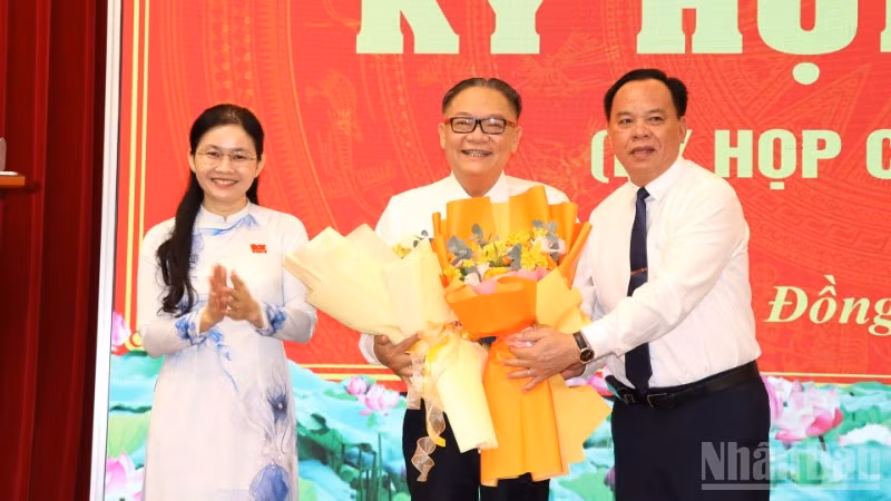 Lãnh đạo Tỉnh ủy, Ủy ban nhân dân tỉnh Đồng Nai tặng hoa chúc mừng ông Nguyễn Kim Long.