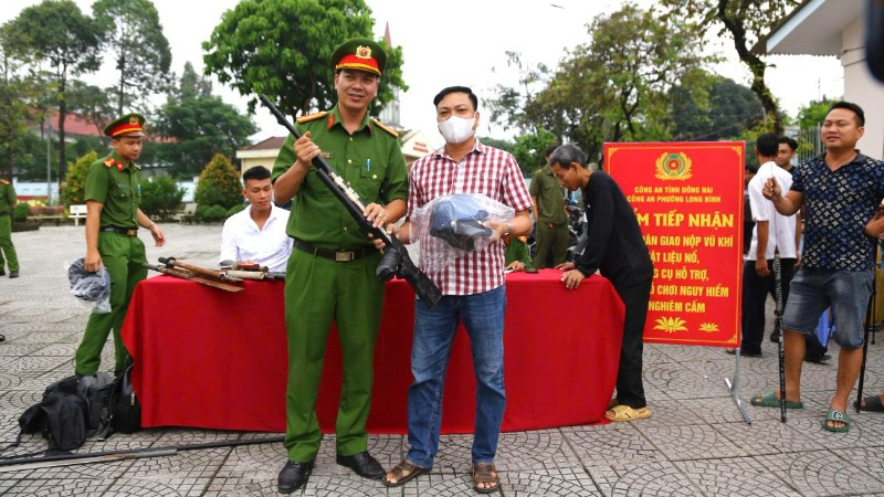 Công an tỉnh Đồng Nai triển khai mô hình “Đổi vũ khí, vật liệu nổ, công cụ hỗ trợ và pháo lấy phiếu khám, chữa bệnh, tặng nón bảo hiểm” tại Công an phường Long Bình.