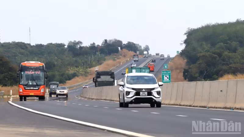 Phương tiện lưu thông trên cao tốc Phan Thiết-Dầu Giây, đoạn qua địa bàn tỉnh Đồng Nai.