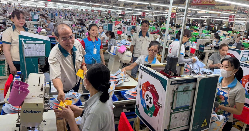 Ban lãnh đạo Công đoàn Công ty TKG TaeKwang Vina lì xì tặng công nhân trong ngày trở lại làm việc đầu tiên sau đợt nghỉ Tết.