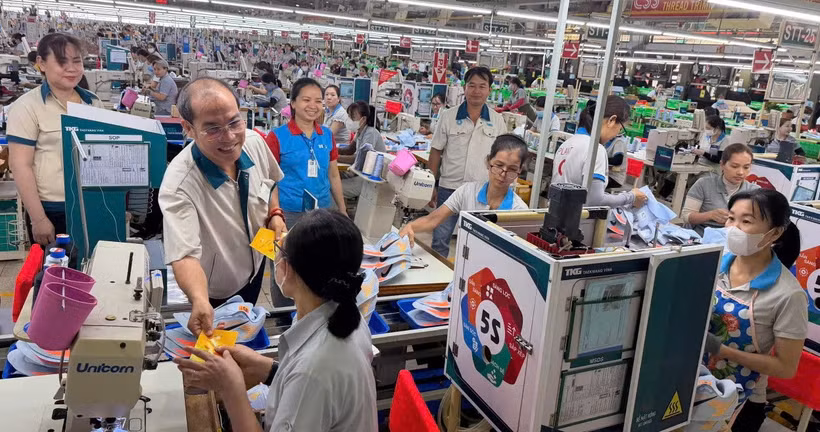 Ban lãnh đạo Công đoàn Công ty TKG TaeKwang Vina lì xì tặng công nhân trong ngày trở lại làm việc đầu tiên sau đợt nghỉ Tết.