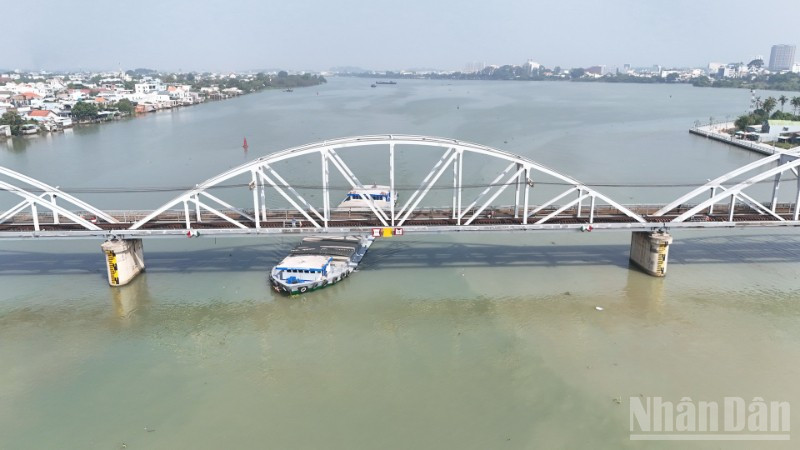 Sà lan chở đá trên sông Đồng Nai lưu thông qua nhịp số 2 cầu Ghềnh.