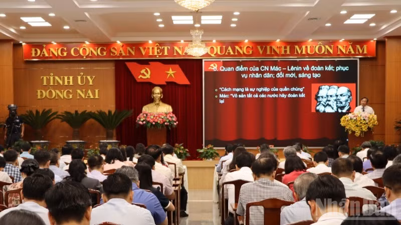 Quang cảnh hội nghị tại điểm cầu trực tiếp hội trường Trụ sở Tỉnh ủy Đồng Nai.