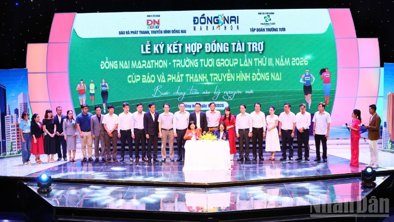Lãnh đạo Báo và Phát thanh, Truyền hình Đồng Nai ký hợp đồng với một số doanh nghiệp tài trợ các giải đấu.
