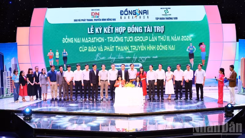 Lãnh đạo Báo và Phát thanh, Truyền hình Đồng Nai ký hợp đồng với một số doanh nghiệp tài trợ các giải đấu.