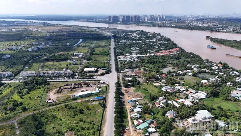 Đường Hương lộ 2 kết nối tỉnh Đồng Nai với Thành phố Hồ Chí Minh.