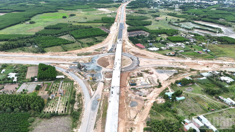 Các đơn vị thi công đang "chạy nước rút" để có thể thông xe kỹ thuật cao tốc Biên Hòa-Vũng Tàu và Vành đai 3-Thành phố Hồ Chí Minh trước ngày 19/12/2025. 