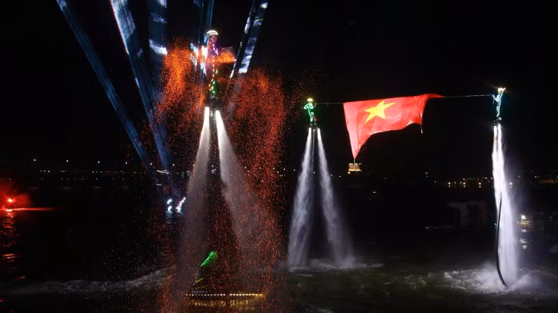 Một màn biểu diễn trên sông Đồng Nai tối 30/12.